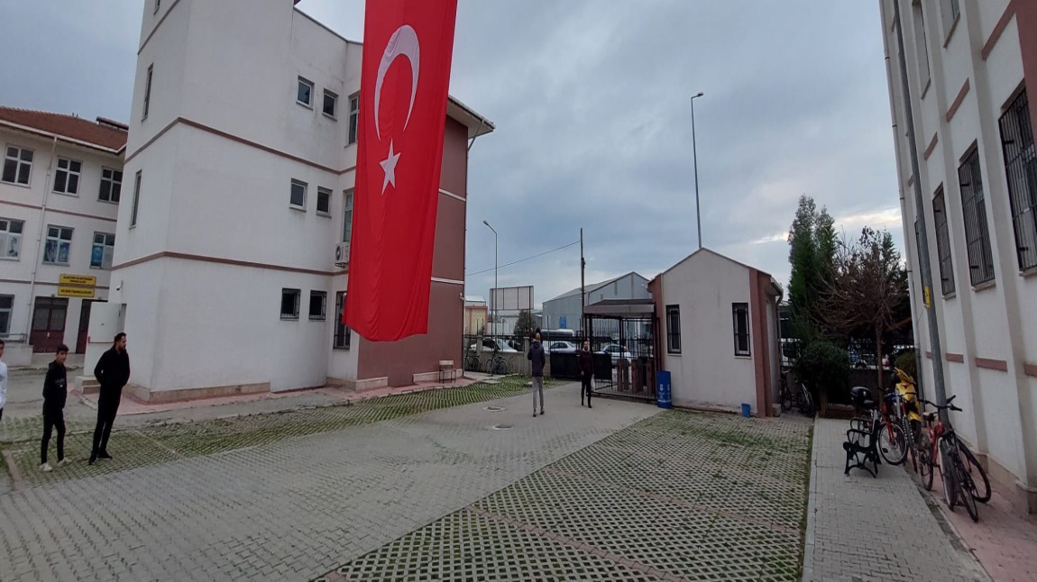 Şehitlerimiz için okulumuzun Girişine Türk Bayrağı astık
